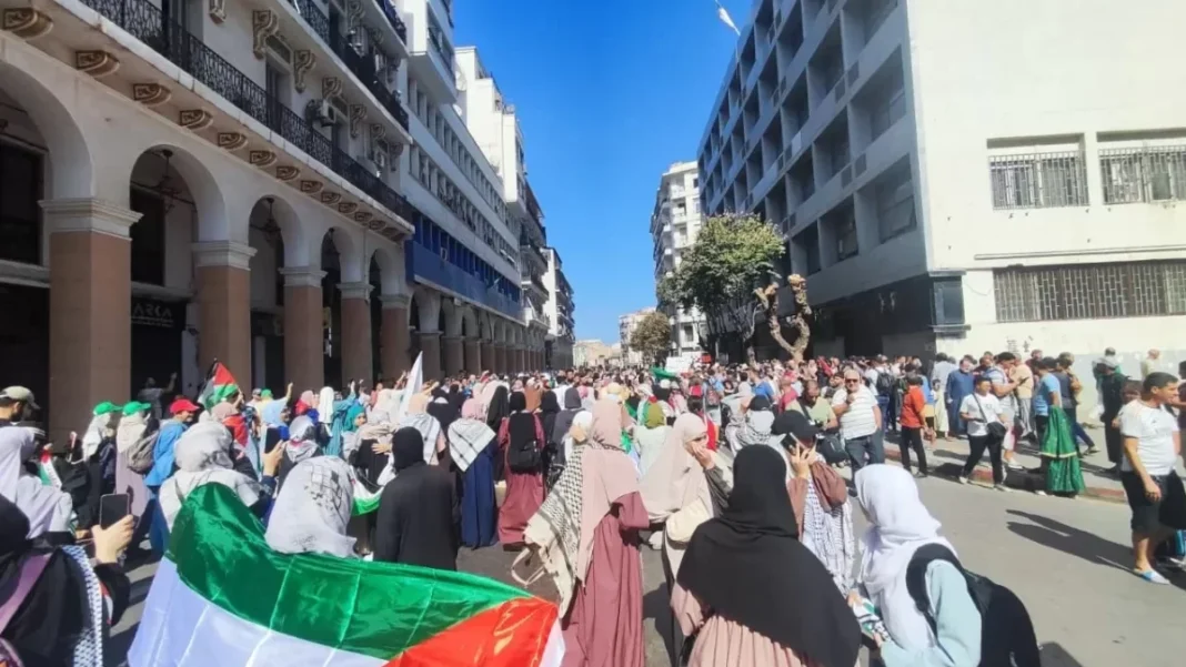 Algérie : Des marches initiées pour soutenir Gaza Manifestation massive en Algérie pour soutenir Gaza.
