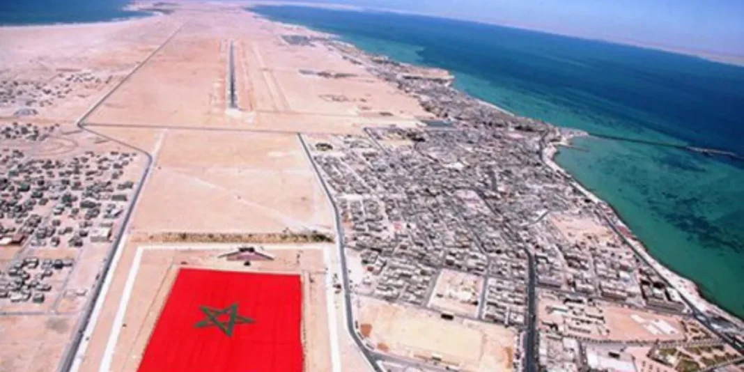 A propos du Sahara: L’Algérie et le Maroc s’affrontent à la commission des nations Unies Vue aérienne du développement du Sahara Marocain avec drapeau marocain.