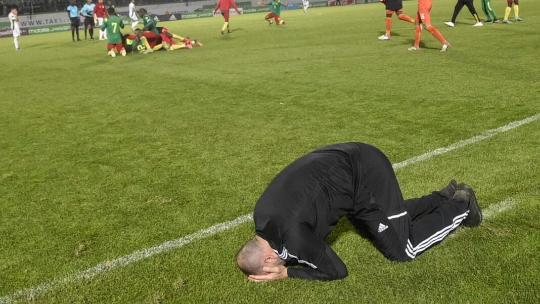 Équipe d’Algérie: la grosse épine dans le Pied de Djamel Belmadi ! Joueur de football en détresse sur le terrain lors d'un match.
