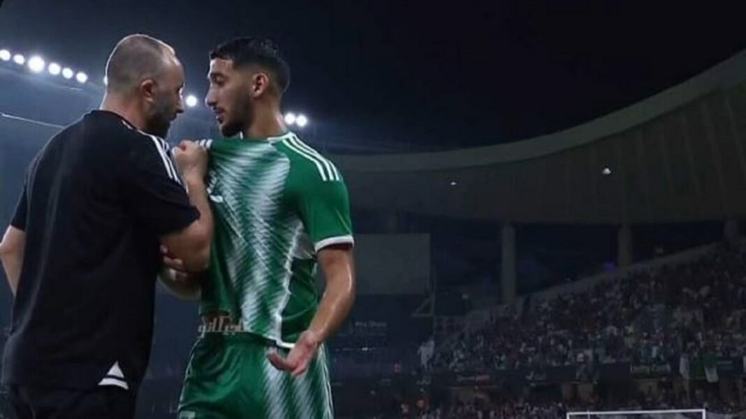 Confrontation sur le terrain de football Deux joueurs de football en discussion intense lors d'un match.