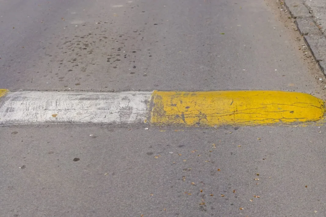 Une Algérienne de France trouve horrible ces choses en Algérie Marquage au sol jaune et blanc usé sur la route en Algérie.