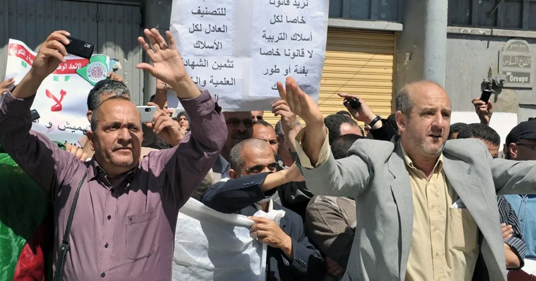Urgent! En Algérie, pas de recours à la grève dans ces secteurs Manifestants algériens lors d'une protestation pacifique.