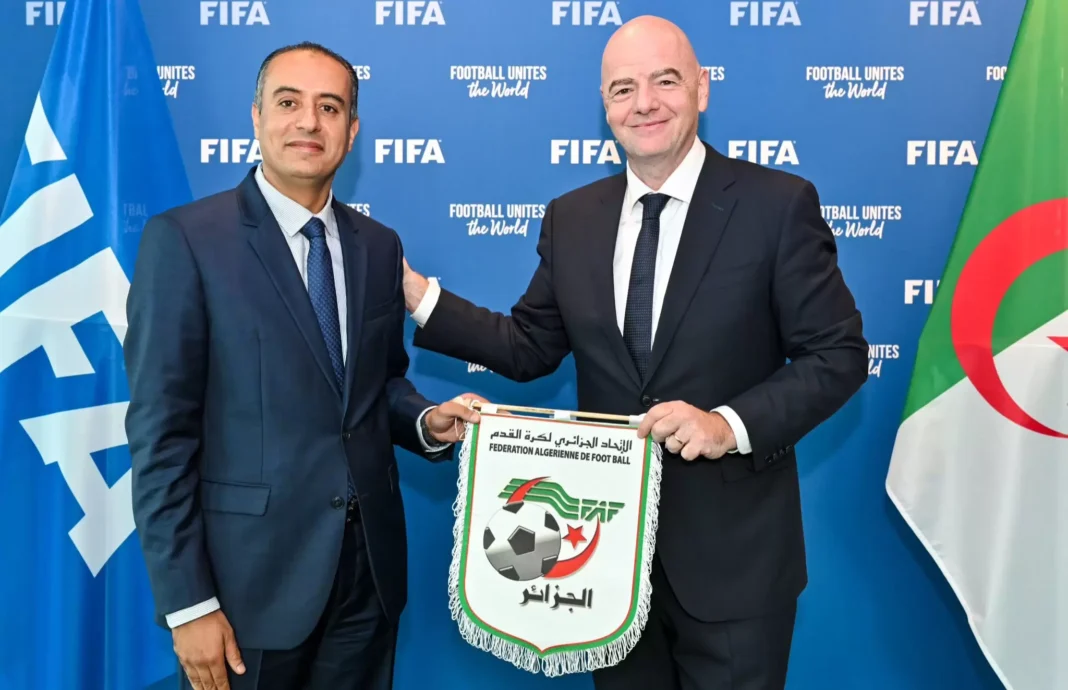 Rencontre entre le président de la FAF et un officiel FIFA avec drapeaux algérien et FIFA.