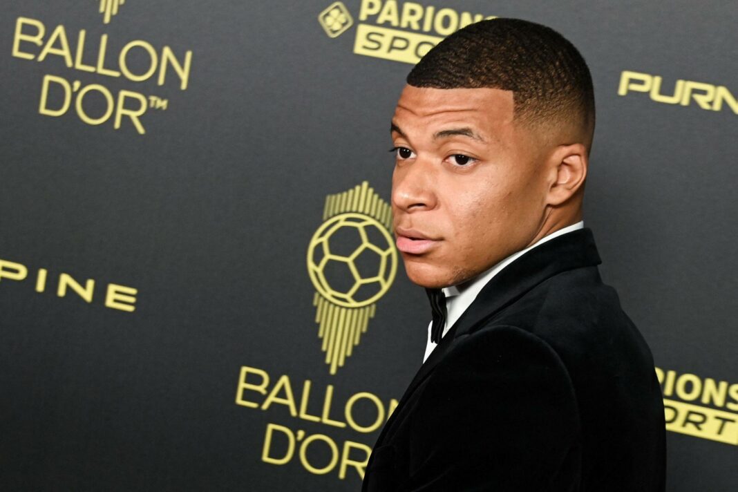 Kylian Mbappé évite les médias après le Ballon d’Or 2023 Kylian Mbappé lors du Ballon d'Or 2023, évitant les médias.