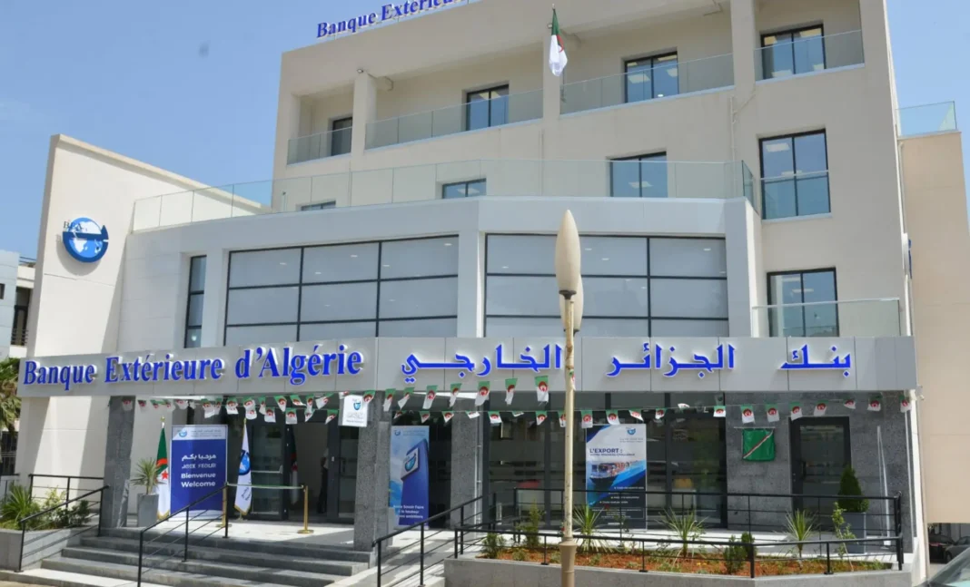 Ça n’en finit pas! Démarches d’ouverture d’une banque algérienne en France Agence bancaire de l'Algérie en France avec drapeau algérien.
