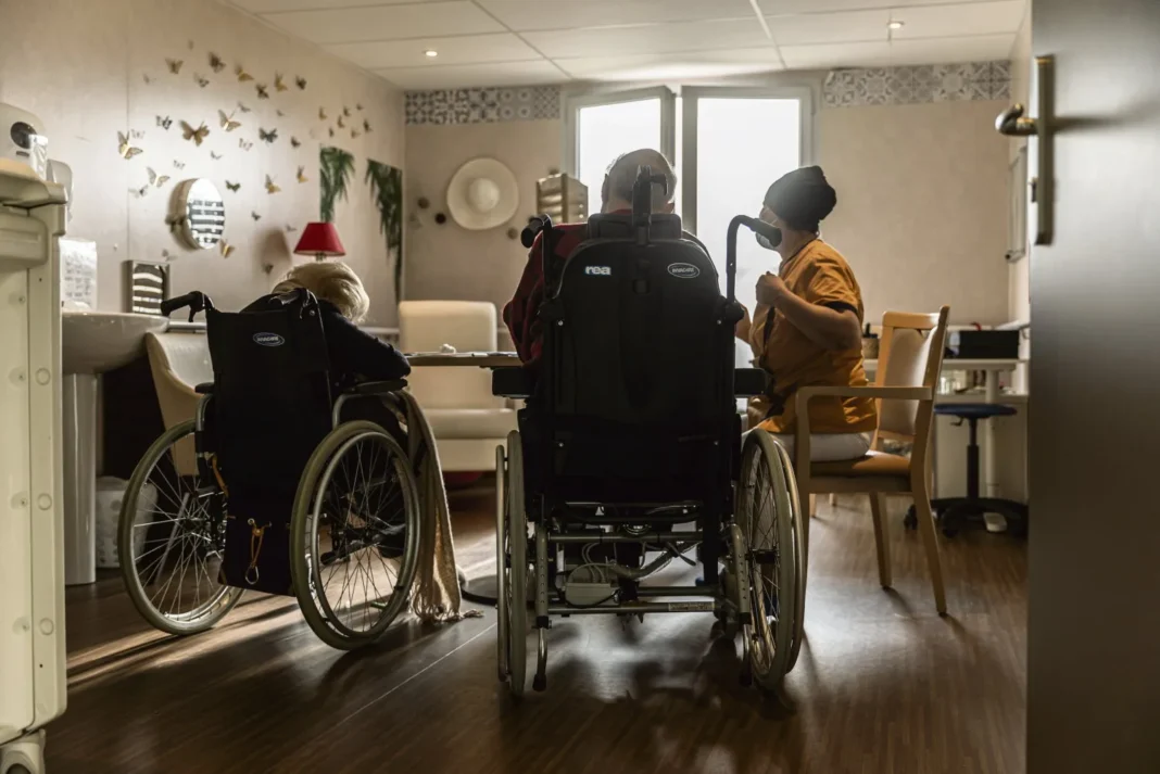 France: les résidents des EHPAD confrontés à une mauvaise prise en charge Personnes âgées en fauteuils roulants dans une salle de soins.