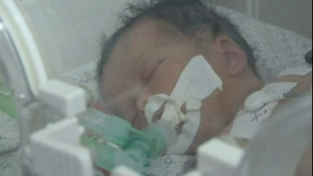Bébé né en urgence dans un contexte de crise humanitaire.