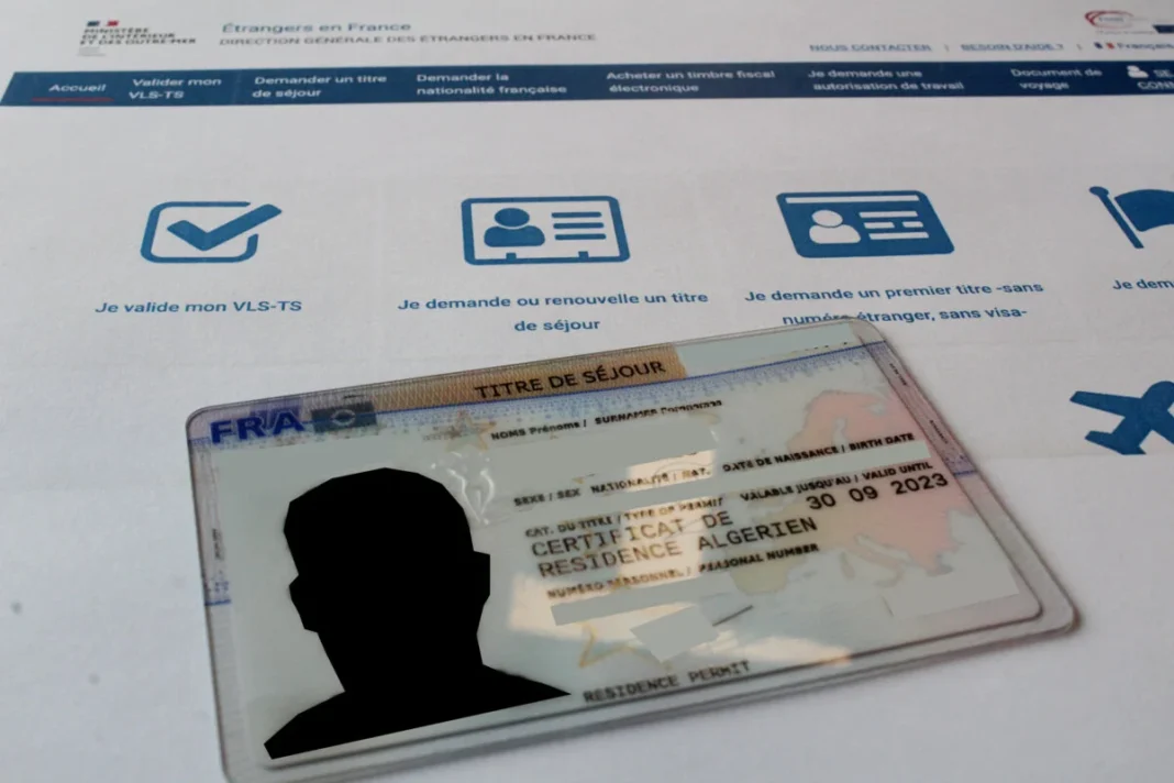Immigration en France : une bonne et une mauvaise nouvelle pour les sans-papiers Titre de séjour résidence Algerien avec photo d'identité.