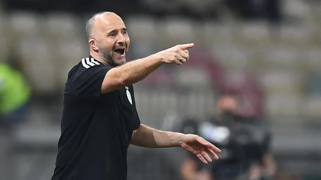 Djamel Belmadi en train de rire et de pointer lors du match.