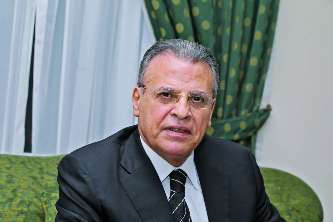 Bel hommage! Pour Jamal Rayyan, Tebboune est un… Jamal Rayyan en costume lors d'un hommage officiel.