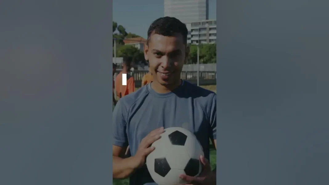 L’Algérie, le Maroc et la Tunisie se disputent Ayoub Makhfaoui Jeune homme souriant tenant un ballon de football en plein air.