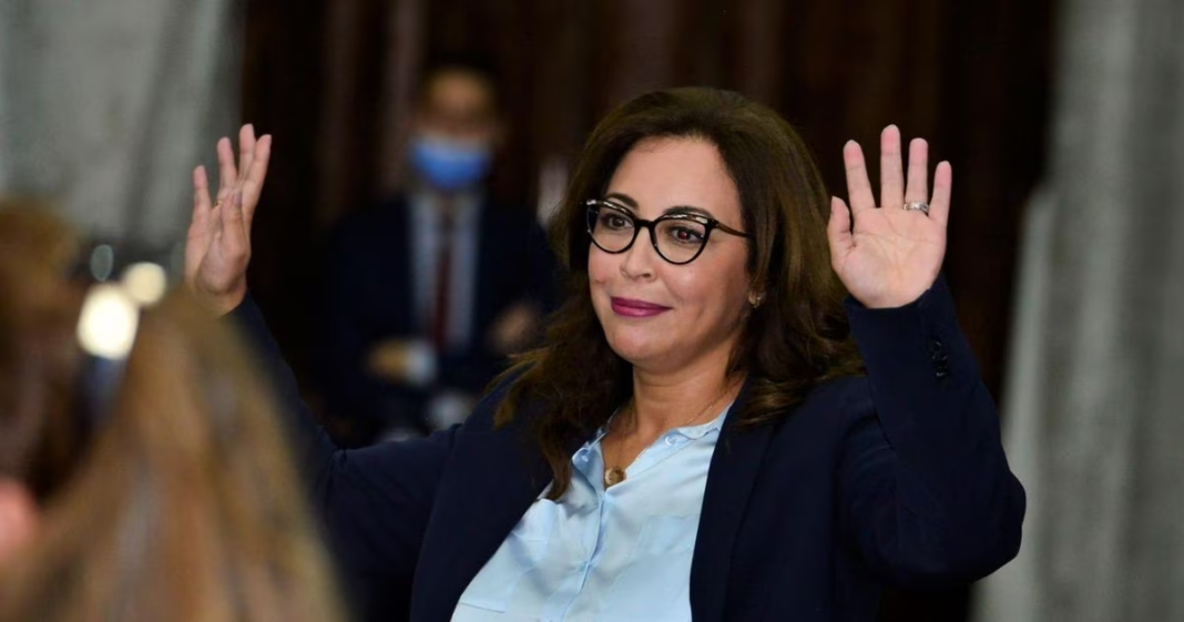 Rejet du projet de budget de la commune urbaine de Rabat : Quelles conséquences pour la maire évacuée en urgence dans une clinique? Maire en séance, levant les mains lors du rejet du budget de Rabat.