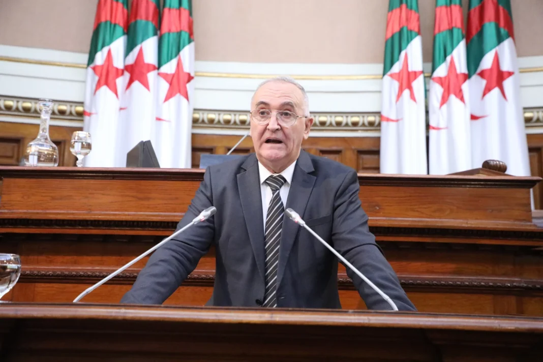 Laaziz Faïd s'exprime lors d'une réunion officielle en Algérie.