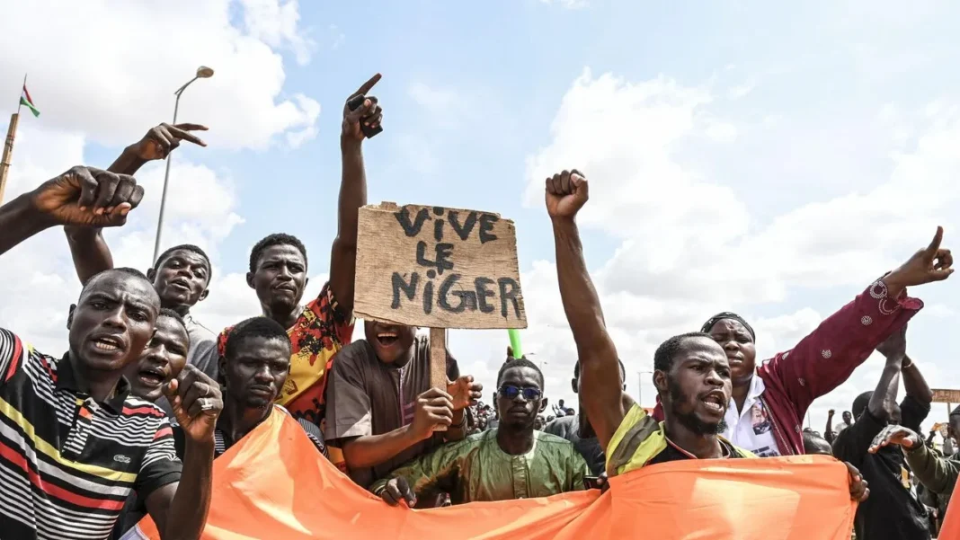 C’est officiel! Le Niger dit oui à une médiation algérienne Manifestants nigériens avec pancarte "Vive le Niger" lors d'une protestation.
