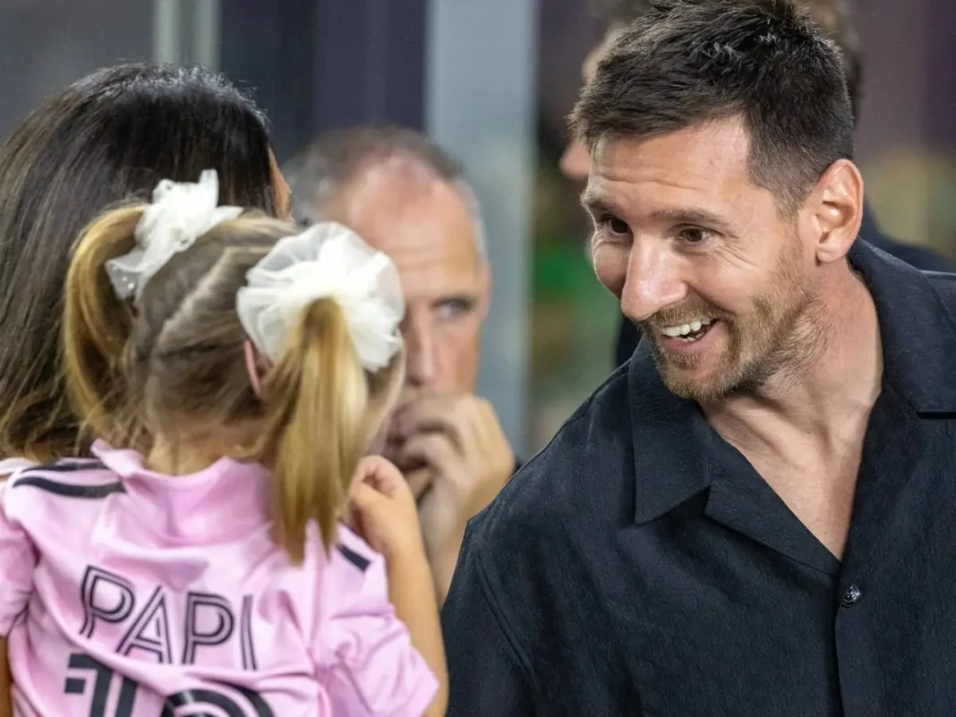 Le geste émouvant de Lionel Messi pour un joueur Algérien Lionel Messi souriant avec des jeunes fans lors d'un événement.