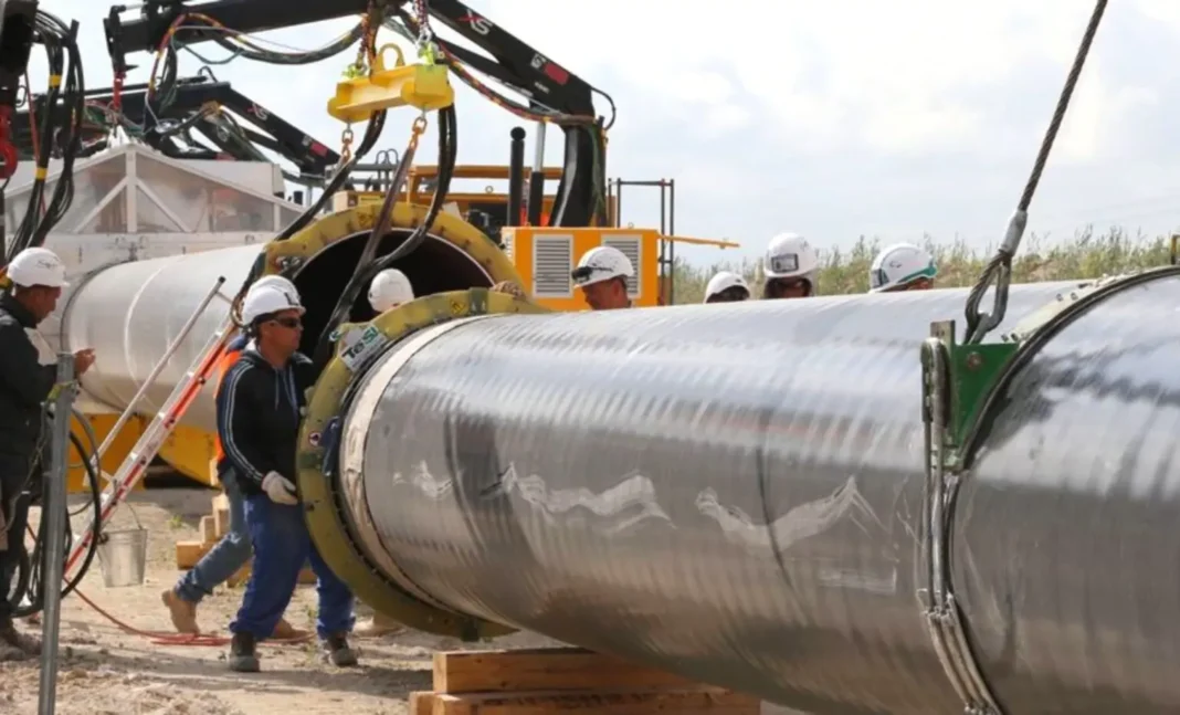Inédit! Le prix du gaz algérien a triplé en Espagne Travailleurs installant un pipeline de gaz en Algérie.