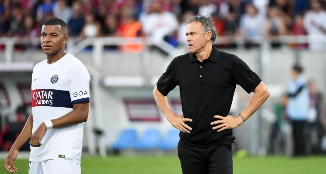 Luis Enrique s’exprime au sujet de Kylian Mbappé Luis Enrique et Kylian Mbappé lors d'un match de football.
