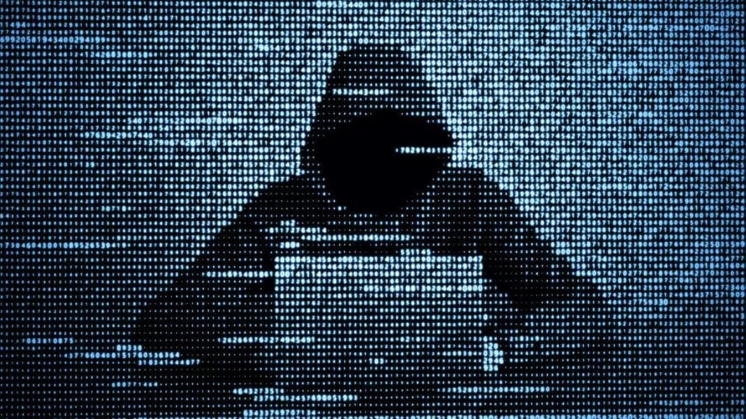 Le Maroc mêlé à des cyberattaques visant l’Algérie et la Palestine en Soutien à Israël ? Hacker masqué utilisant un ordinateur pour une cyberattaque.