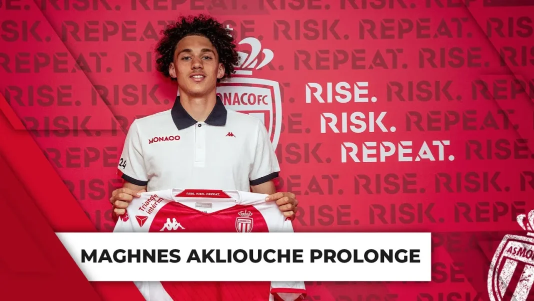Coup de théâtre ! Maghnes Akliouche balaie de revers l’équipe d’Algérie Maghnes Akliouche en tenue de l'AS Monaco lors d'une cérémonie officielle.