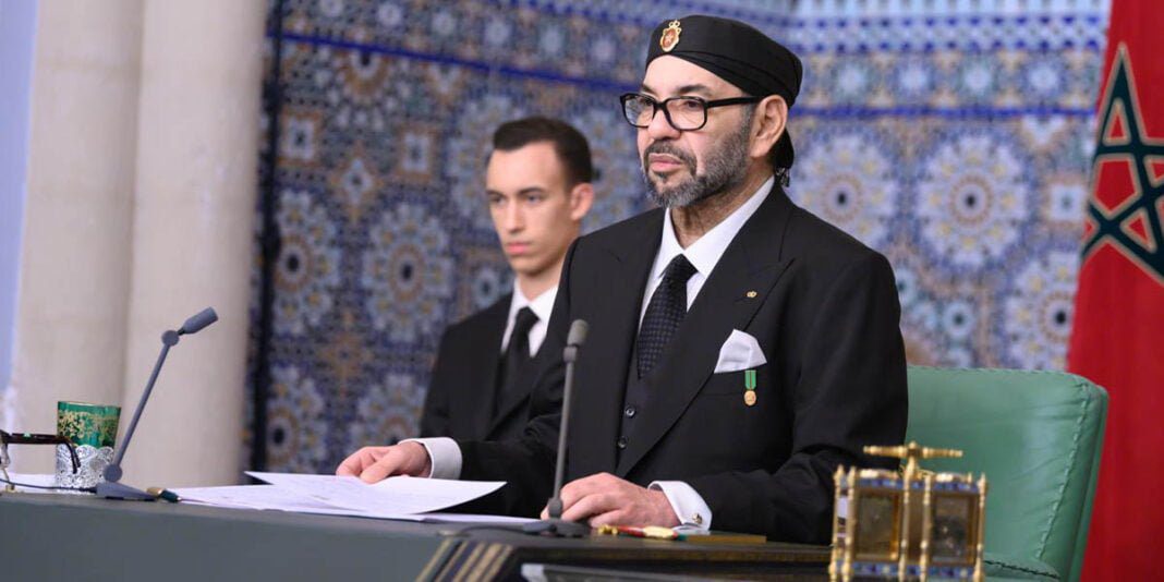 Silence du Roi Mohammed VI sur la Situation en Palestine: Les Marocains expriment leur désaccord Le roi Mohammed VI lors d'une allocution officielle en présence d'un conseiller.