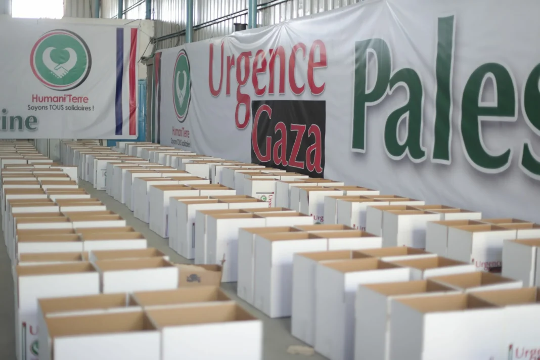 Aides humanitaires pour Gaza : l’Algérie parmi les plus généreux Distribution de colis alimentaires pour Gaza par des bénévoles.