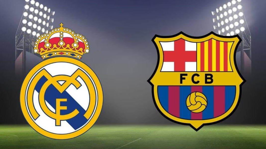 Suivez le match Barça Real Madrid en direct ici Logos de Real Madrid et FC Barcelone sur un terrain de football.