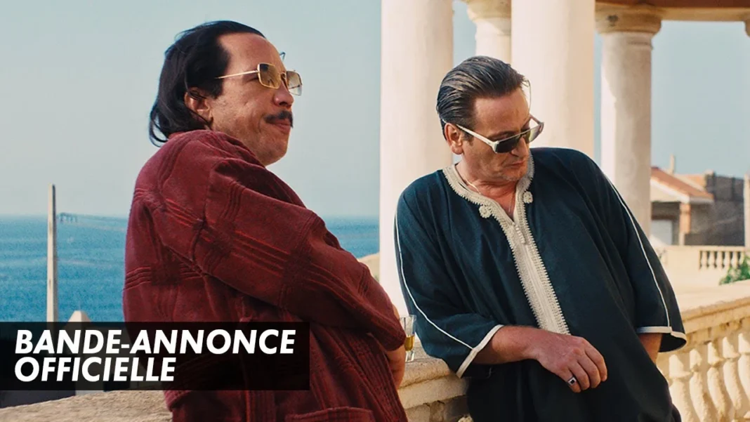 Le film algérien « Omar la fraise » bientôt au Québec Deux hommes en vêtements décontractés sur une terrasse avec vue sur la mer.