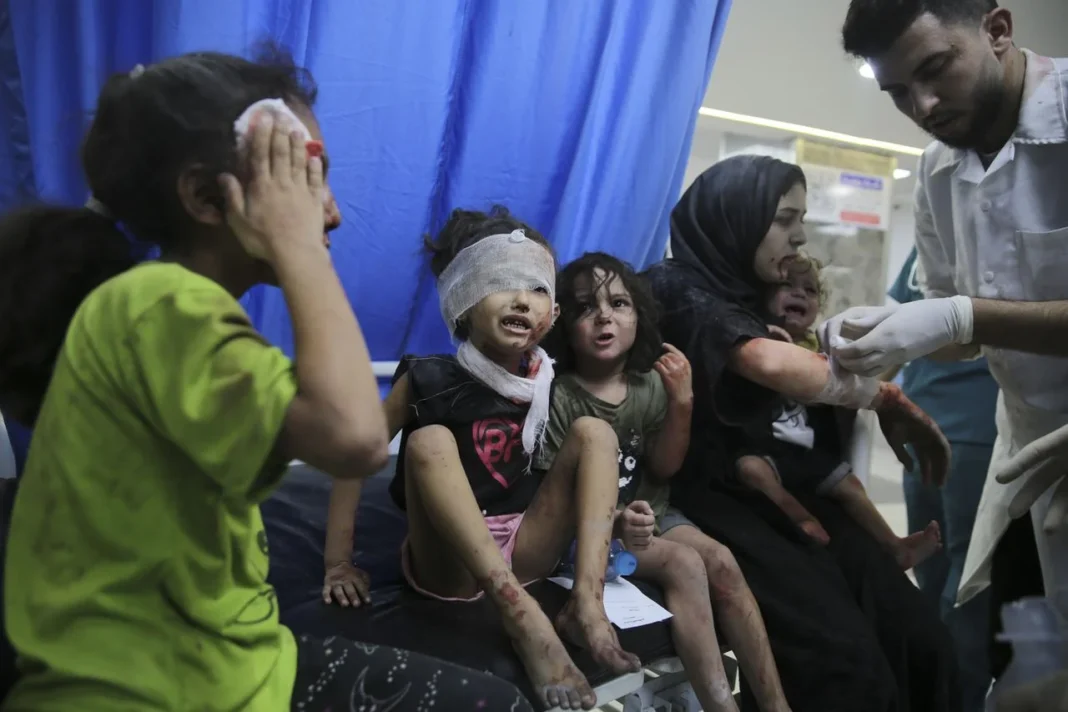 Palestine : 1354 morts et 6049 blessés, l’ONU alerte Enfants blessés recevant des soins médicaux en zone de conflit.