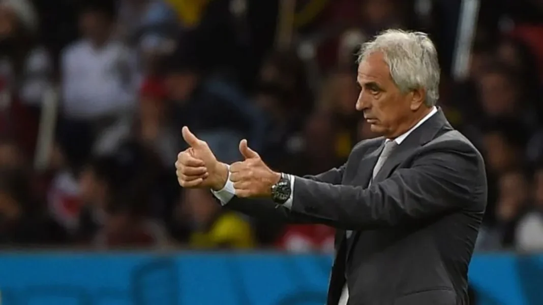 Nouveau sélectionneur pour l’Algérie : Vahid Halilhodžić en pole position devant Hervé Renard Vahid Halilhodzic donne des instructions lors d'un match de football.