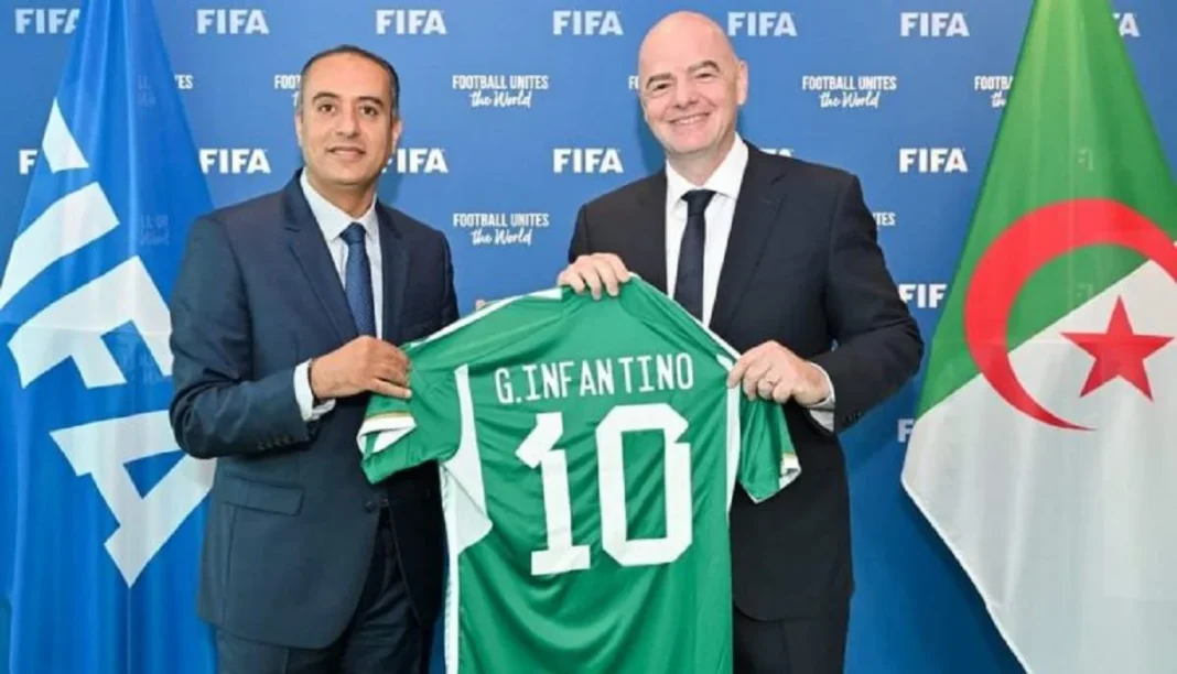Rencontre prometteuse entre Walid Sadi et Gianni Infantino Walid Sadi et Gianni Infantino avec un maillot de football.