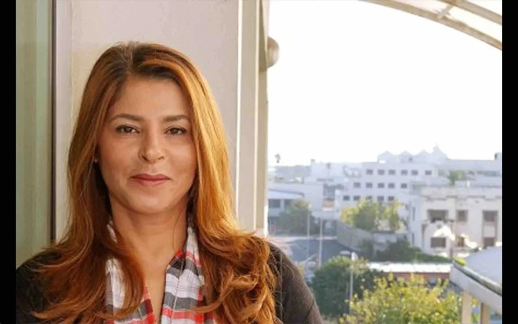 France : Le Maroc nomme une ambassadrice pour la forme ? Une novice en diplomatie Femme diplomate marocaine souriante dans un cadre urbain.