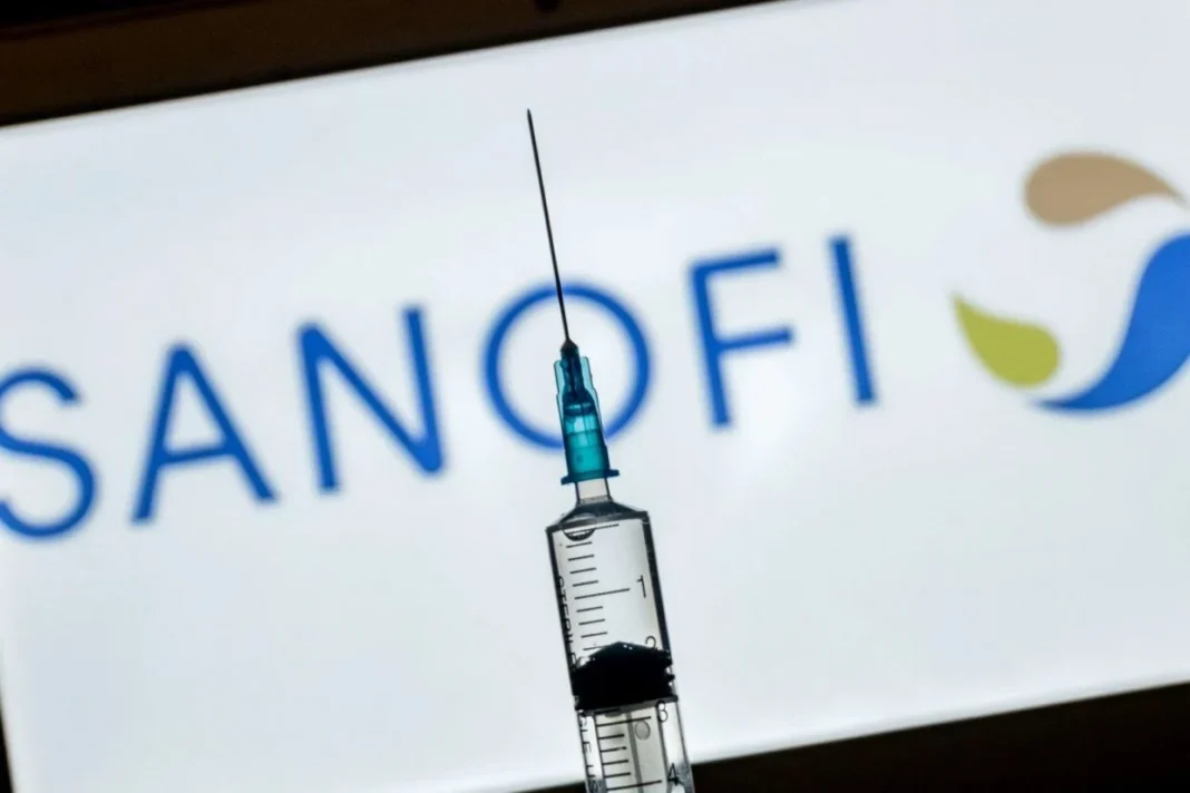 Algérie: Lancement pas Sanofi de la première unité de production d’insuline Syringe avec insuline devant le logo Sanofi en arrière-plan.