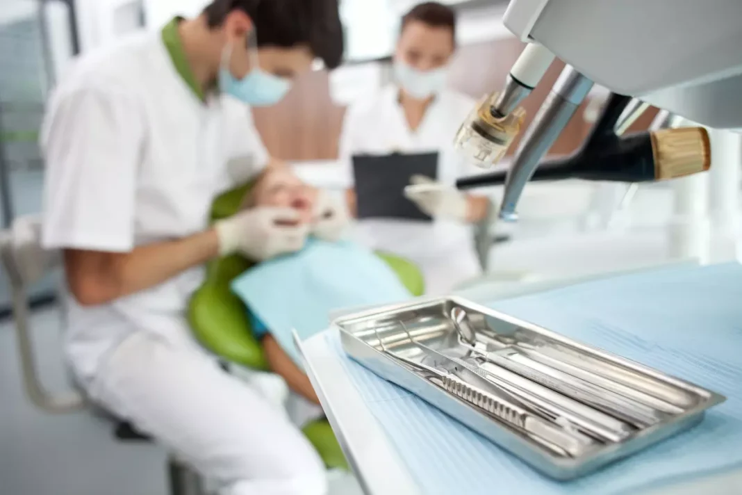 Soins dentaires en France: coup dur pour les algériens de l’Hexagone Chirurgien-dentiste en action lors d'une consultation dentaire.