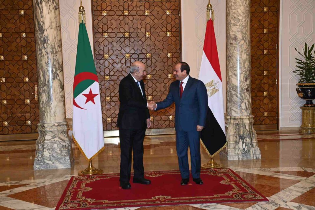 Deux dirigeants se serrent la main lors d'une rencontre officielle.
