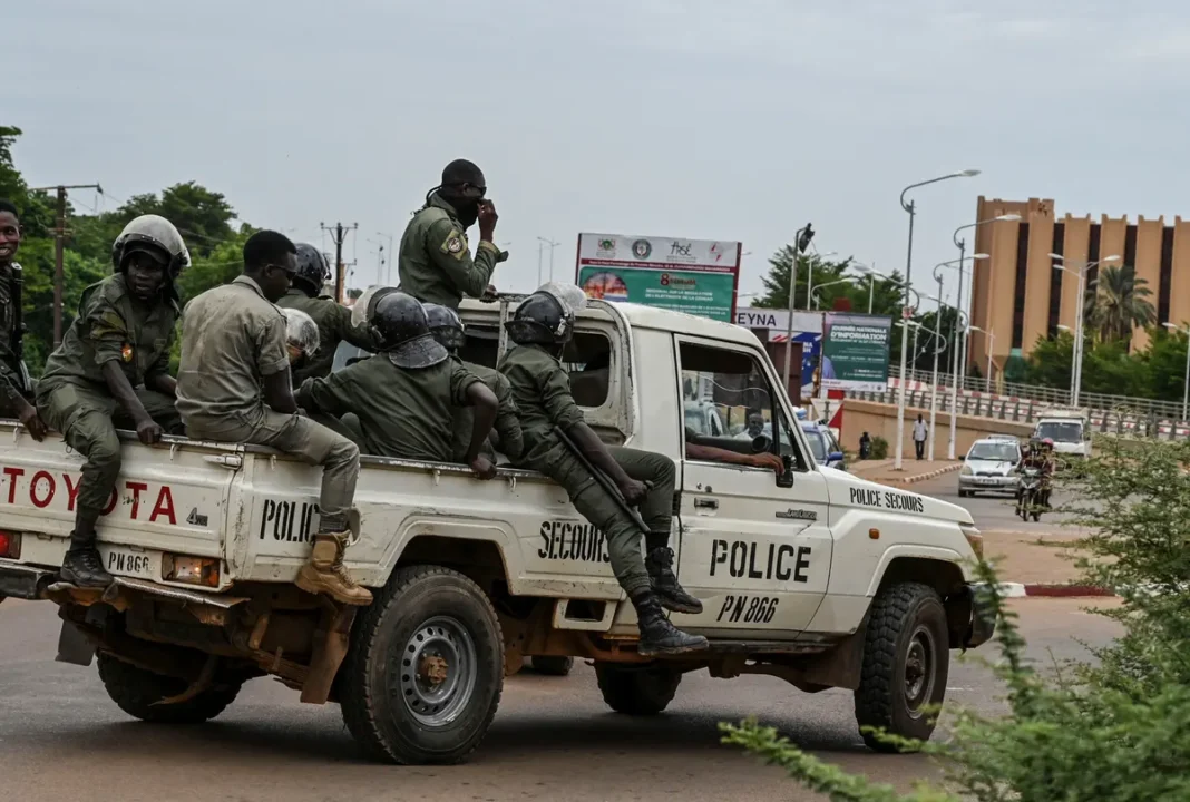 Coup de Tonnerre! Suspension par l’Algérie de l’initiative diplomatique au Niger Policiers en patrouille dans une zone urbaine au Niger.