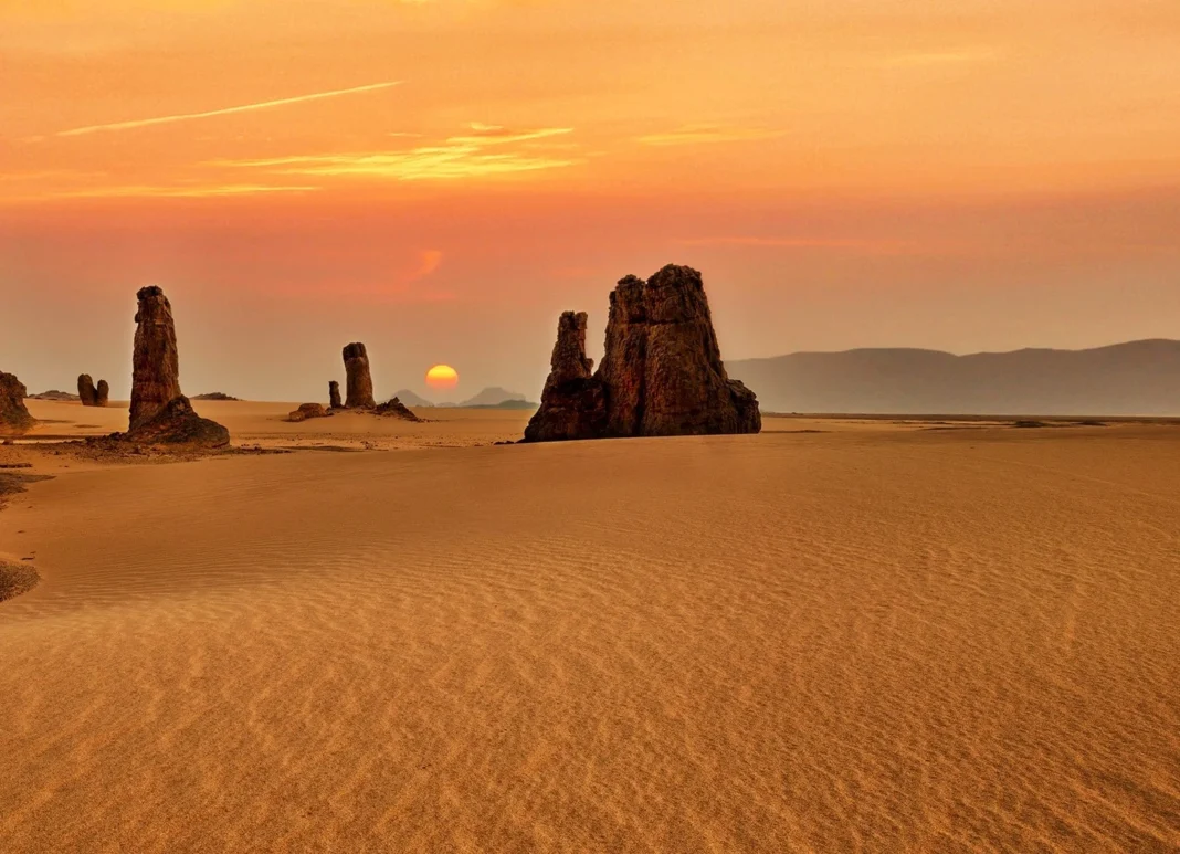 Voyage en 2024 : l’Algérie, un eldorado à visiter impérativement, selon Lonely Planet Coucher de soleil sur les formations rocheuses du Sahara.