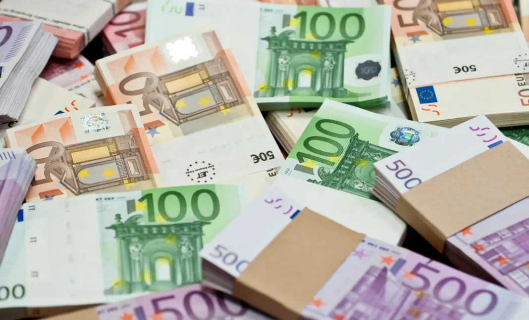 Transfert d’argent par la diaspora: le marché noir s’arroge une bonne part Billets de banque en euros, symboles de transfert d'argent.