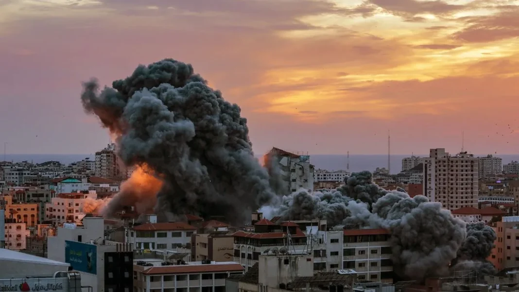 Explosion dans une ville en conflit Ville en feu avec des explosions et des fumées épaisses au coucher du soleil.