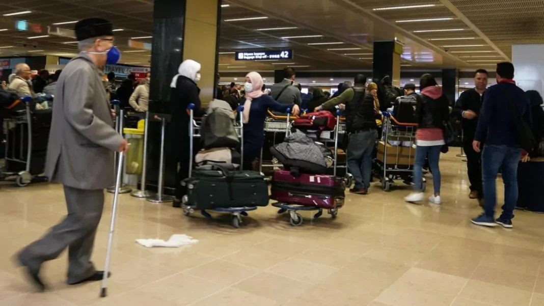 Vols de et vers la France : l’Afrique du Nord enregistre une baisse du prix de billets Passagers à l'aéroport avec bagages en attente d'embarquement.