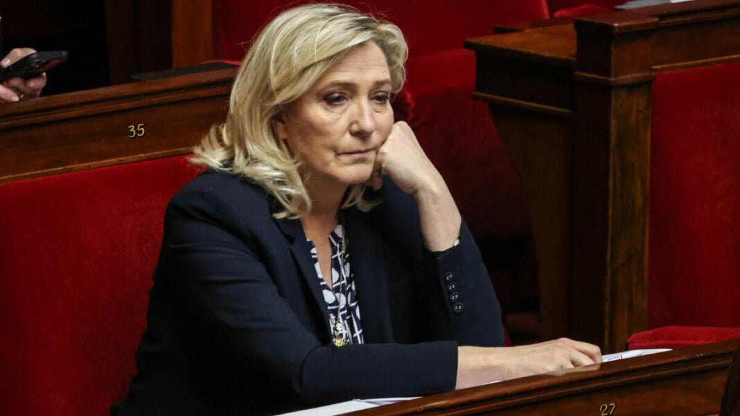 Marine Le Pen condamnée pour diffamation envers la Cimade : Un verdict qui secoue la scène politique française Marine Le Pen lors d'une séance parlementaire en France.
