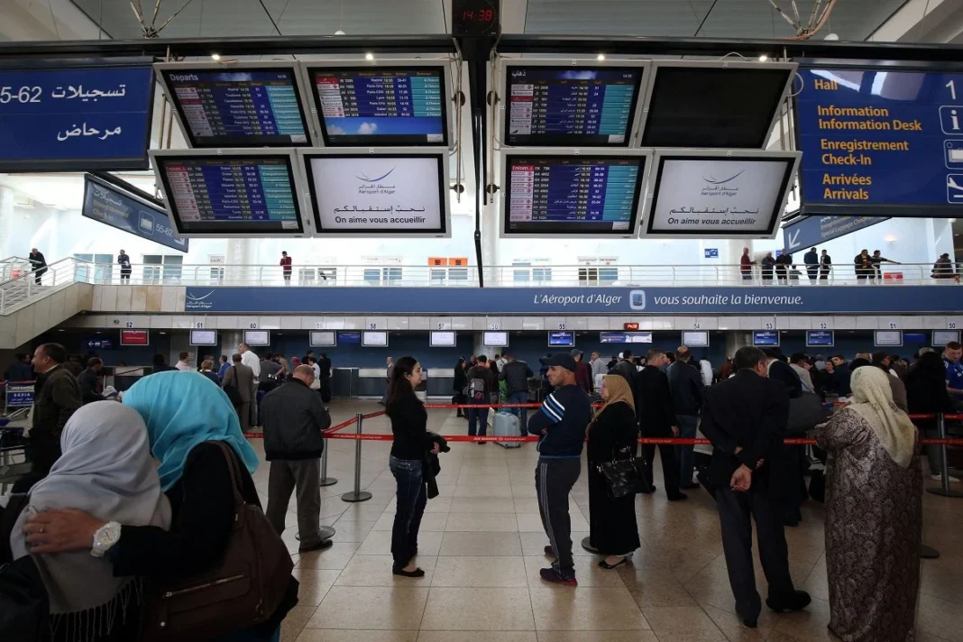 Les « Trabendistes » Algériens : des voyageurs déshonorent l’Algérie Tableaux d'affichage des vols à l'aéroport d'Alger, informations de départ et d'arrivée.