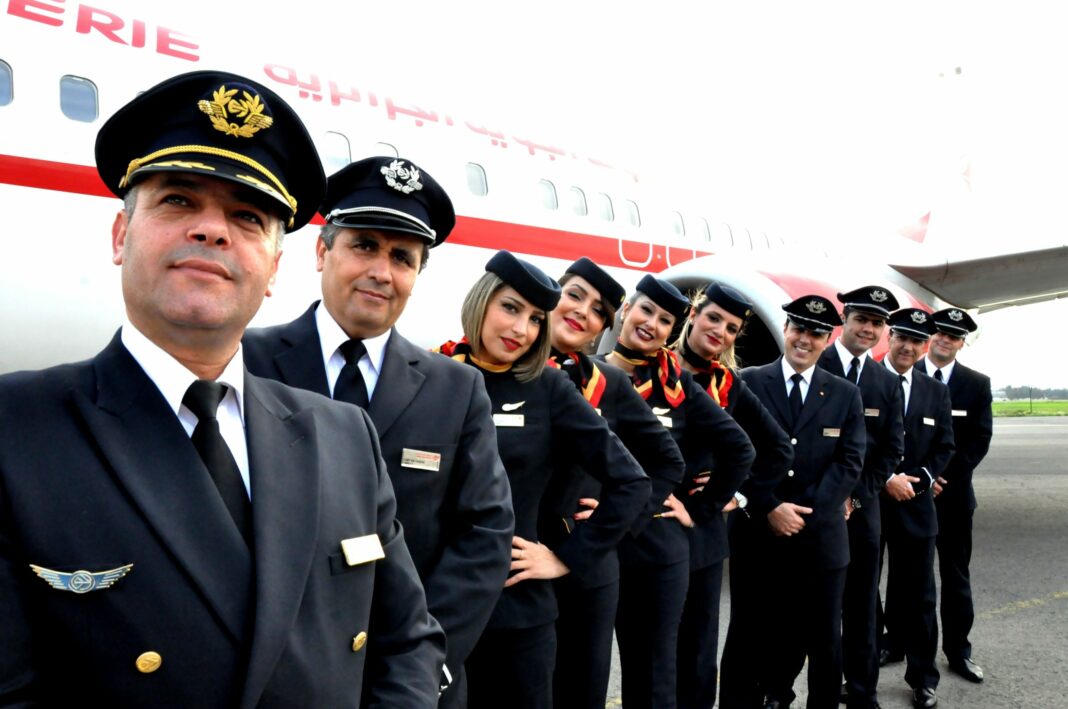 Air Algérie Face à des révélations sur son nombre d’employés, tandis que la RAM intensifie sa compétitivité en Afrique Équipage d'Air Algérie prêt pour le vol sur le tarmac.
