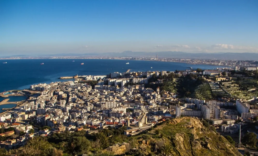 SINA 2023 : explorez les opportunités immobilières en Algérie Vue aérienne d'Alger avec la mer Méditerranée en arrière-plan.