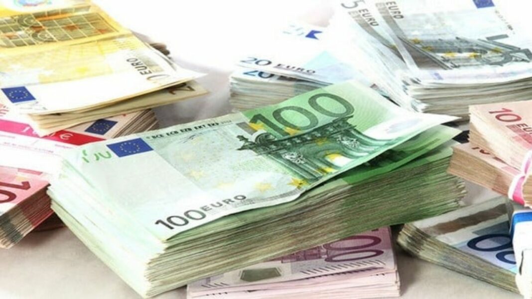 Saisie d'argent à l'aéroport de Sétif Billets de banque euro et médicaments saisis à Sétif.