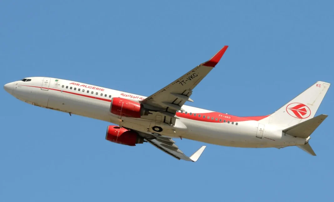 Air Algérie annonce de nouveaux vols pour l’hiver 2023/2024, vers la Mauritanie et l’Espagne Avion d'Air Algérie en vol dans le ciel bleu clair.