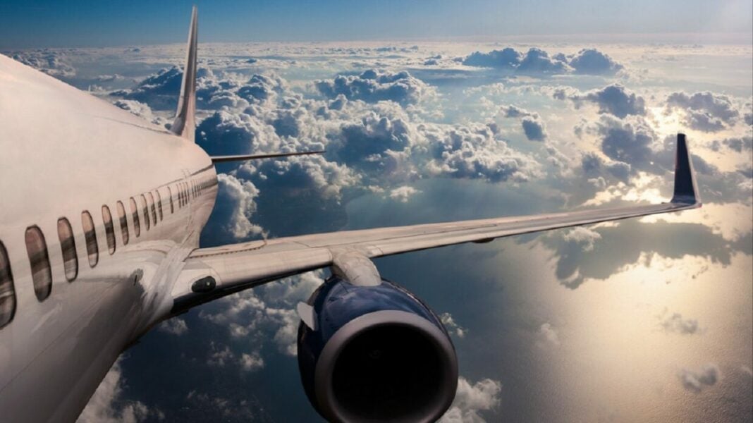 Vols vers l’Algérie en 2024 : SkyScanner annonce des réductions de prix exceptionnelles Avion en vol au-dessus des nuages avec vue sur le ciel.