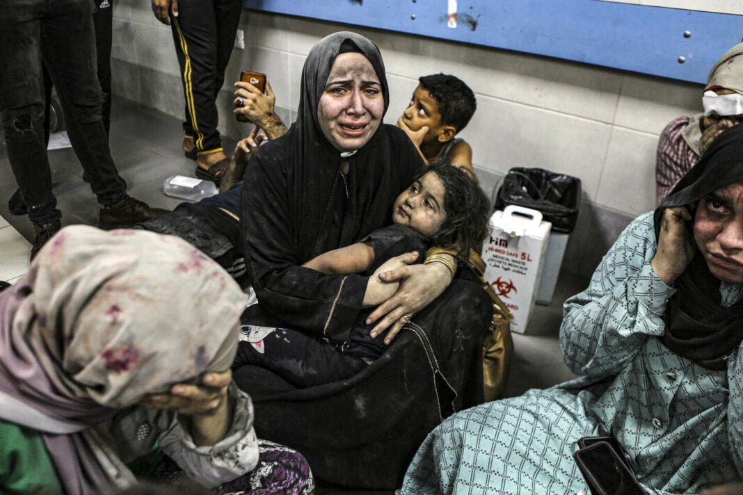 Israël bombarde un hôpital à Gaza : réaction forte de l’Algérie Femmes et enfants en détresse après une attaque à Gaza.
