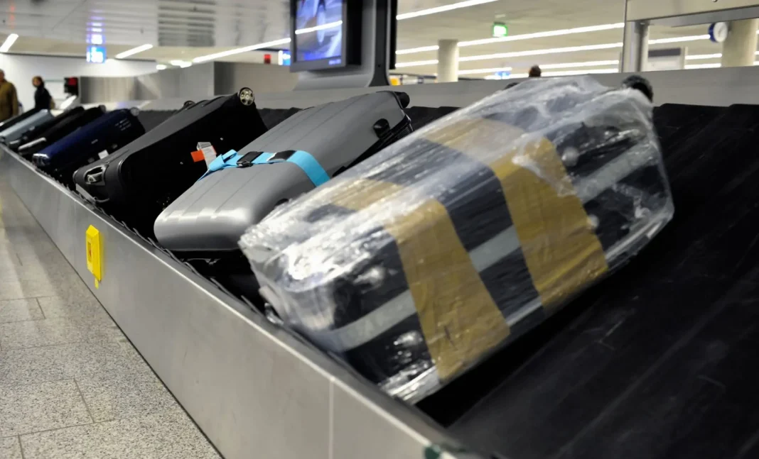 Air Algérie : l’énorme polémique sur la franchise bagages Bagages en attente à l'aéroport avec emballage plastique.