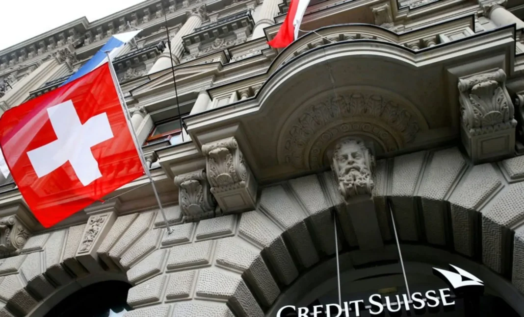 Révélations choc : Les comptes Suisses secrets de Saïd Bouteflika étalés au grand jour ! Façade du bâtiment Credit Suisse avec drapeaux suisses.