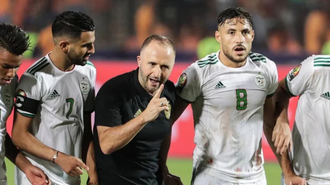 Retour de Youcef Belaili en EN: voici la probabilité qu’une telle chose arrive Les joueurs algériens et l'entraîneur lors d'un match de football.